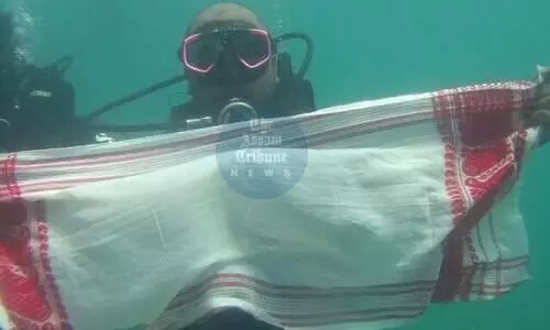 Assam youth unfurls Gamosa underwater to promote snorkelling