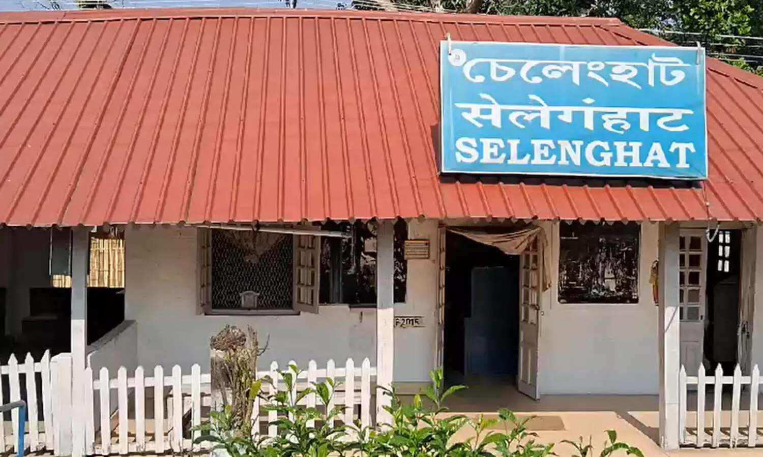 Jorhat: Narrow escape for Rajdhani Express as it comes in contact with electric wire