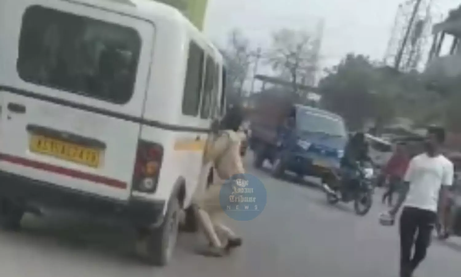 Tata Magic driver flees after dragging home guard in Howly, Police launch manhunt