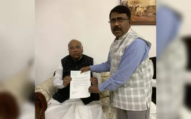 Abdul Khaleque withdraws resignation from Congress party Abdul Khaleque withdraws resignation from Congress party