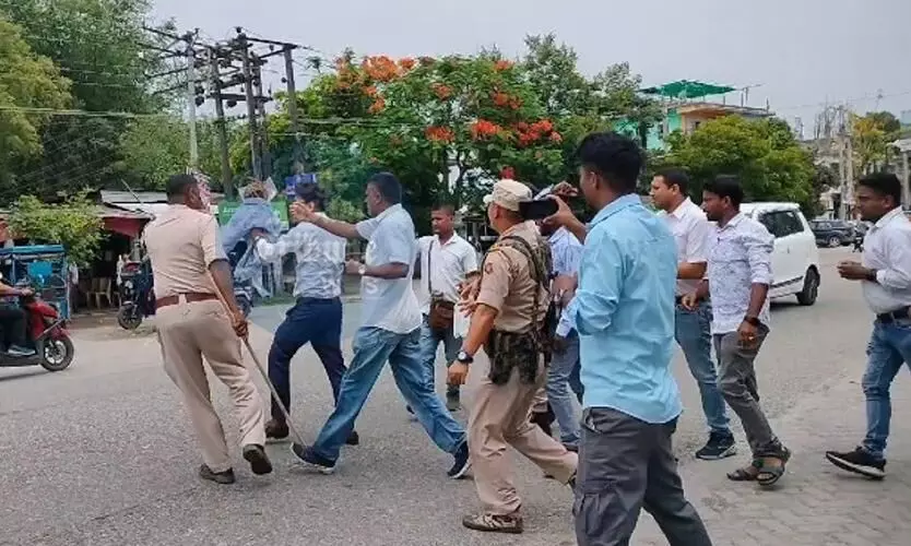 Assam: Chaos erupts between protestors and police in Biswanath Assam: Chaos erupts between protestors and police in Biswanath