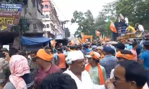 Stone-pelting, clash during Mithun Chakrabortys roadshow in Midnapore