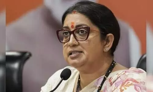 BJPs Smriti Irani trails in Amethi, Congress candidate leads