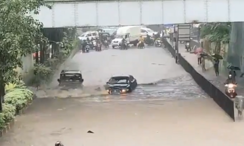 Heavy rain lashes Mumbai; several flights cancelled, schools closed
