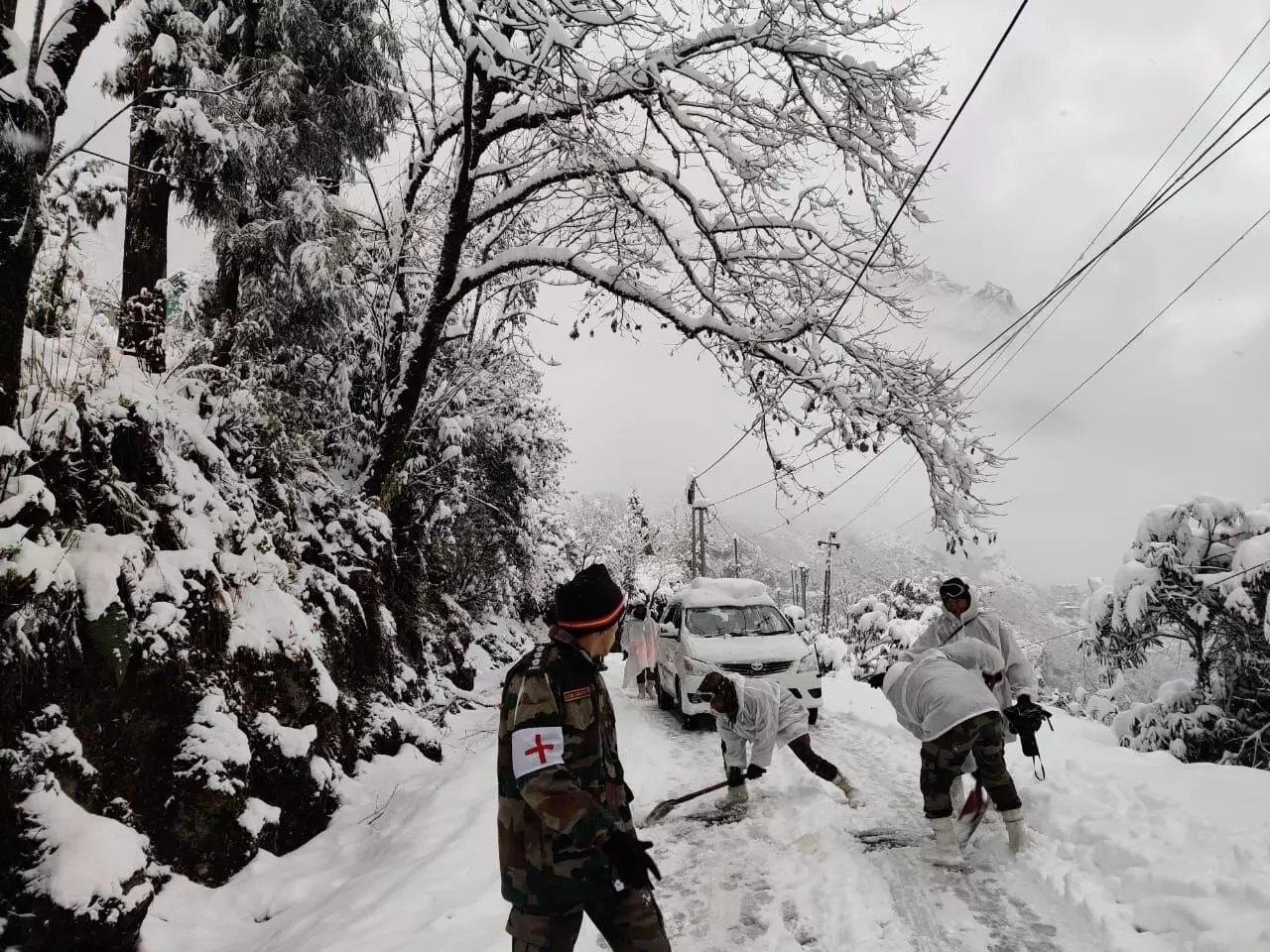 800 stranded tourists rescued in Sikkim after sudden snowstorm; Nathula Pass closed 800 stranded tourists rescued in Sikkim after sudden snowstorm; Nathula Pass closed