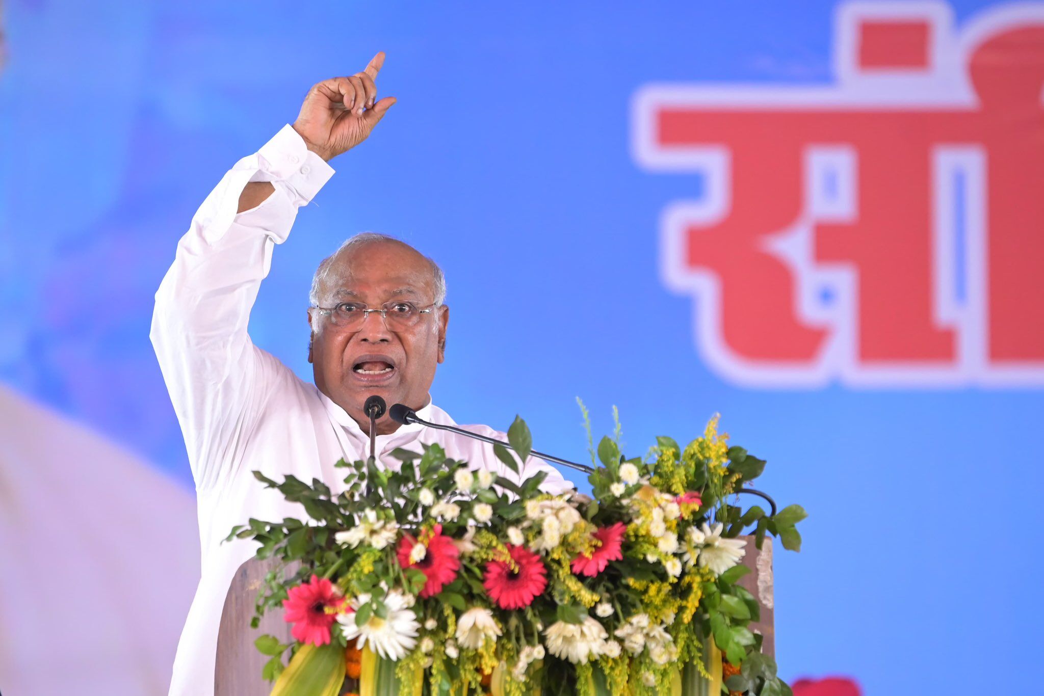 Congress unveils manifesto ahead of polls, rolls out five key guarantees