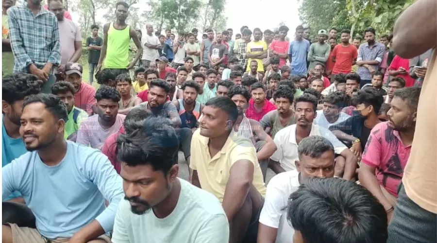 Protestors block road with body in Behali after youth dies in collision with electric pole Protestors block road with body in Behali after youth dies in collision with electric pole