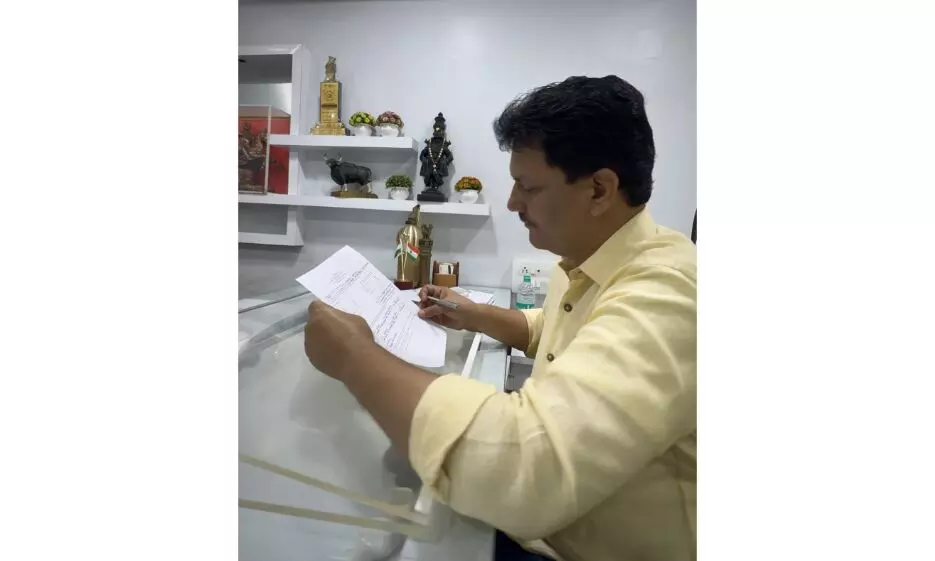 Minister Abitkar leads the Maharashtra governments two-week organ donation campaign by filling the form Minister Abitkar leads the Maharashtra governments two-week organ donation campaign by filling the form