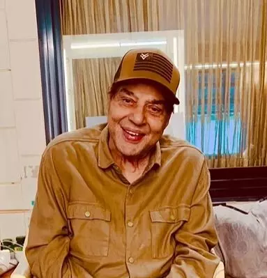 In his shayari, Dharmendra becomes philosophical and considers its deeper significance