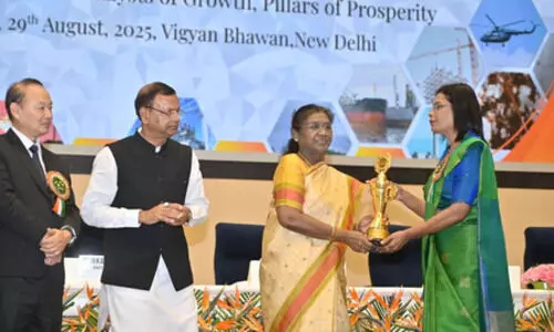 President Murmu presents the SCOPE Eminence Award to former UBI CEO Manimekhalai