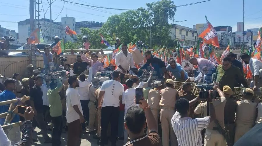 BJP, Congress face off outside Rajiv Bhawan over alleged remarks against PM’s mother BJP, Congress face off outside Rajiv Bhawan over alleged remarks against PM’s mother