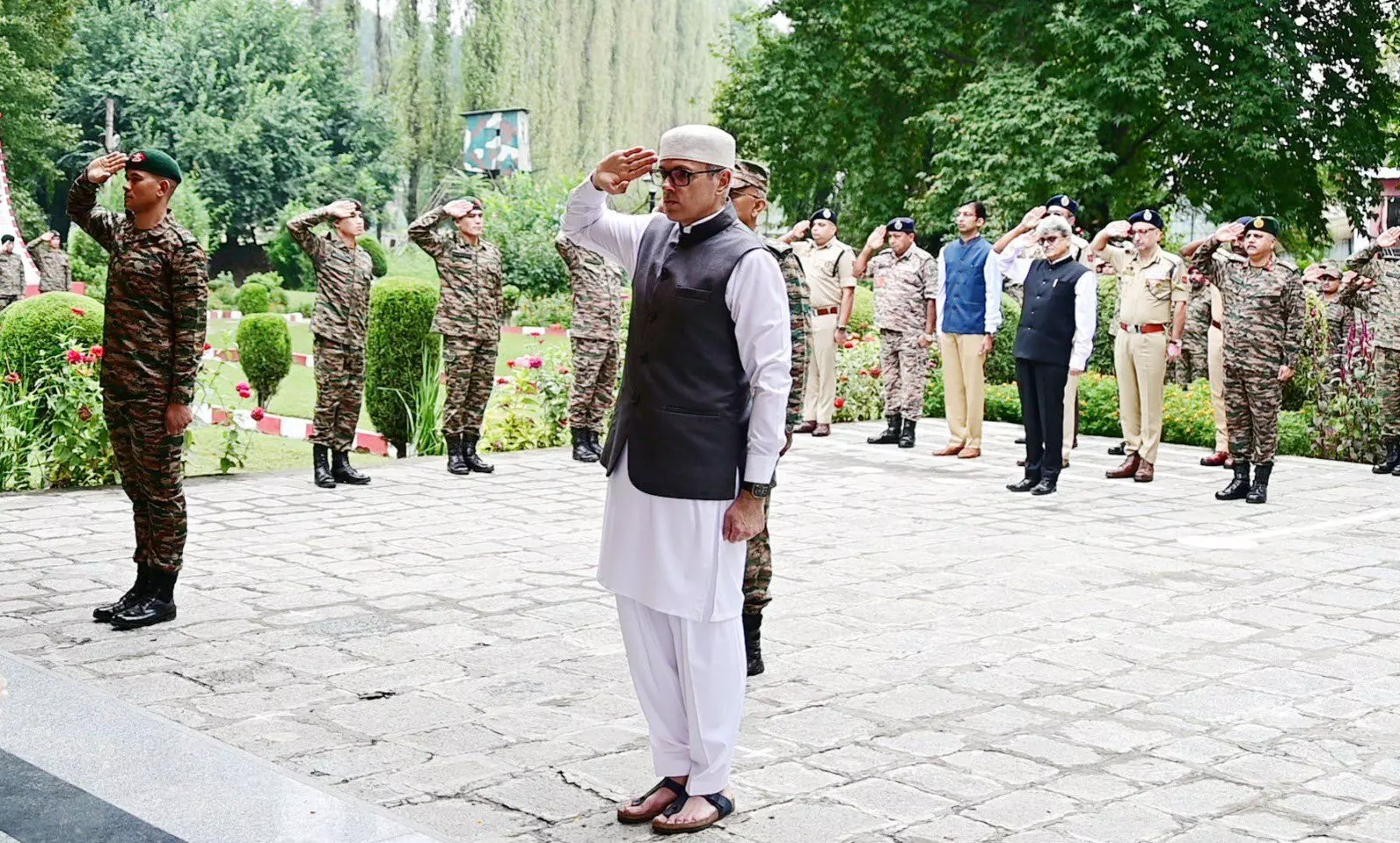 J&K CM offers tribute to two soldiers who lost their lives in Kulgam operation J&K CM offers tribute to two soldiers who lost their lives in Kulgam operation