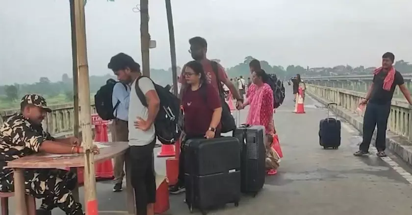 Amid Nepal crisis, 2,000 Indians head home via Panitanki border in past 3 days Amid Nepal crisis, 2,000 Indians head home via Panitanki border in past 3 days