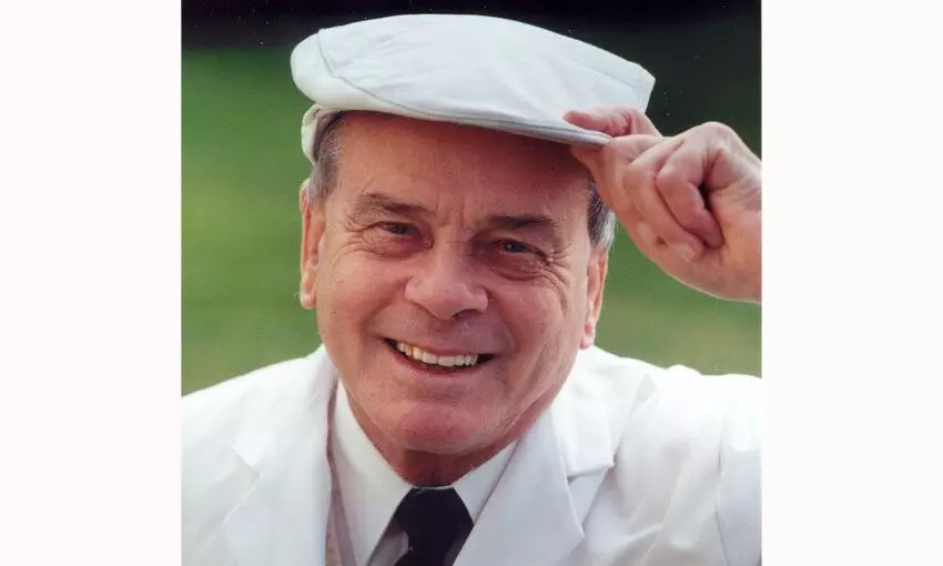 Cricket mourns umpiring legend Dickie Bird, who dies at the age of 92