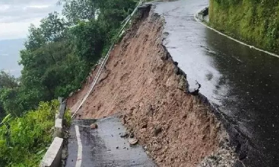 Toll in Darjeeling landslides rises to 24; rescue efforts continue amid rain & debris Toll in Darjeeling landslides rises to 24; rescue efforts continue amid rain & debris