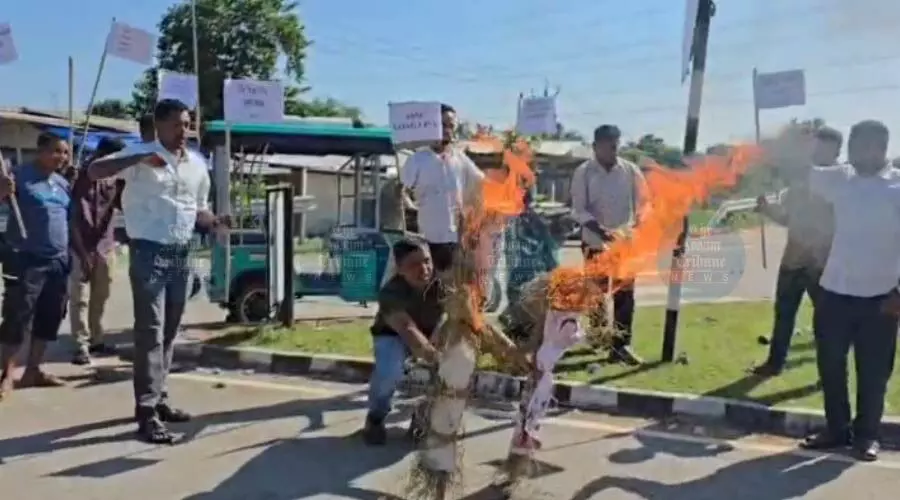 Students body burn effigies in Chirang, protest delay in tribal recognition Students body burn effigies in Chirang, protest delay in tribal recognition