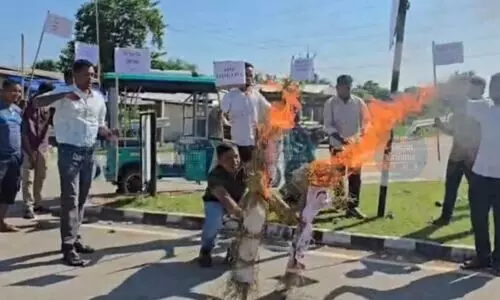 Students body burn effigies in Chirang, protest delay in tribal recognition