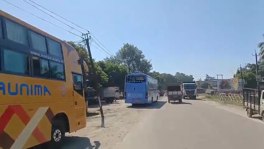 Day-night bus operators strike at Assam–Arunachal border over illegal levies in Roing