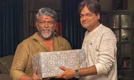 Actor Parthiban felicitates Harish Shankar, director of ‘Ustaad Bhagat Singh’