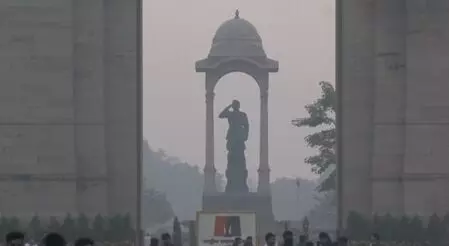 Air quality breaches 400 mark as thick haze blankets Delhi-NCR Air quality breaches 400 mark as thick haze blankets Delhi-NCR