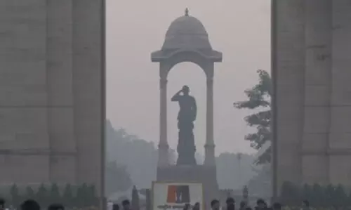 Air quality breaches 400 mark as thick haze blankets Delhi-NCR