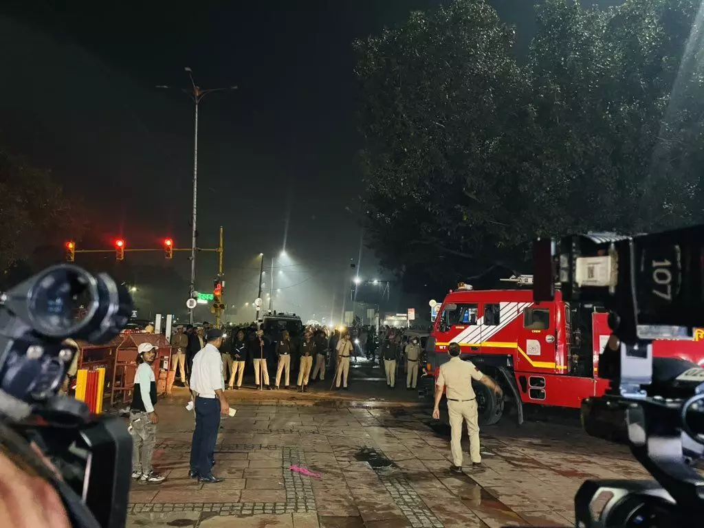Red Fort blast: Delhi Police on alert to trace red SUV linked to suspects Red Fort blast: Delhi Police on alert to trace red SUV linked to suspects