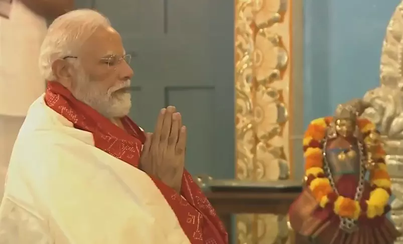 Modi offers prayers at Sathya Sai Baba’s ashram in Puttaparthi