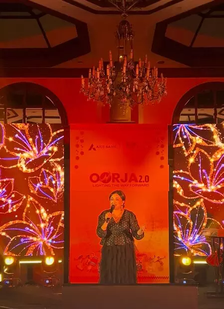 Monali Thakur honours Dharmendra with Aap Ki Nazron Ne Samjha