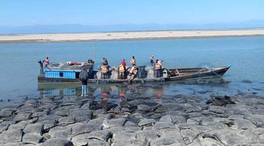 Dibrugarh Press Club visits erosion-hit Brahmaputra banks, reviews protection work Dibrugarh Press Club visits erosion-hit Brahmaputra banks, reviews protection work