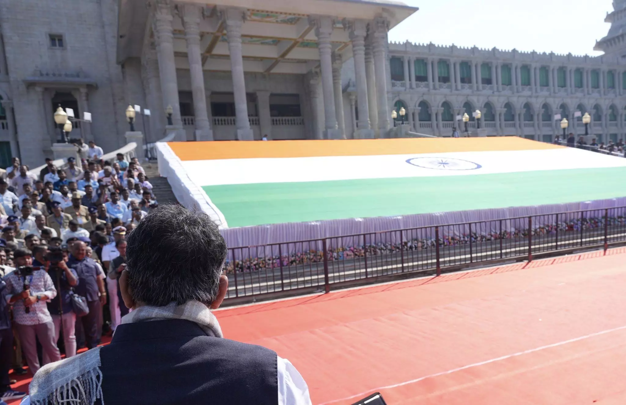 K’taka unveils world’s 2nd-largest Khadi Tricolour in Belagavi K’taka unveils world’s 2nd-largest Khadi Tricolour in Belagavi