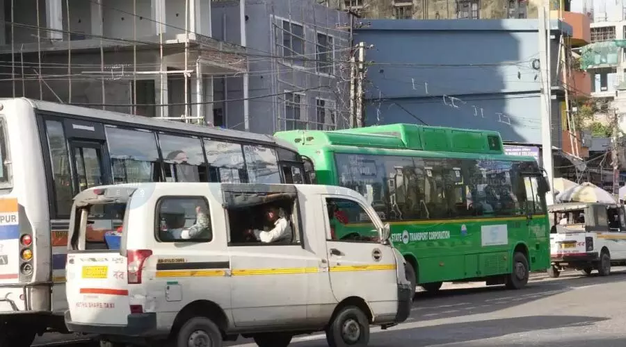 Unauthorised bus stands & random stops turn Guwahati roads into gridlock Unauthorised bus stands & random stops turn Guwahati roads into gridlock