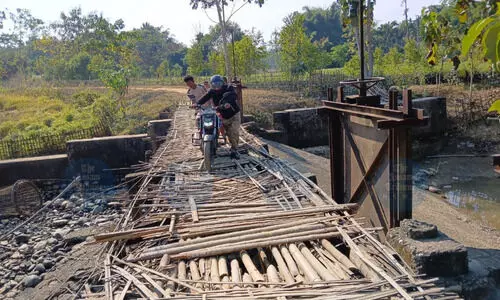 Ahead of 2026 polls, Kharuwa villagers flag 18-yr-old bamboo bridge crisis