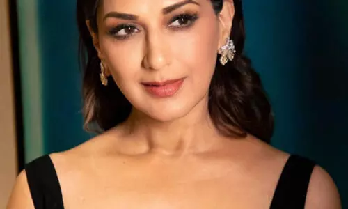 Maha civic polls: Sonali Bendre flaunts inked finger; Bhagyashree seeks clean air