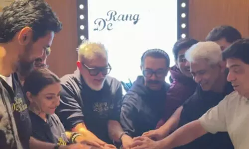 Soha Ali Khan unveils glimpse of ‘Rang De Basanti’ reunion