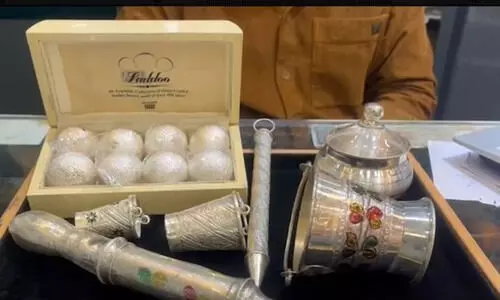 Lucknow market dazzles with gold, silver pichkaris