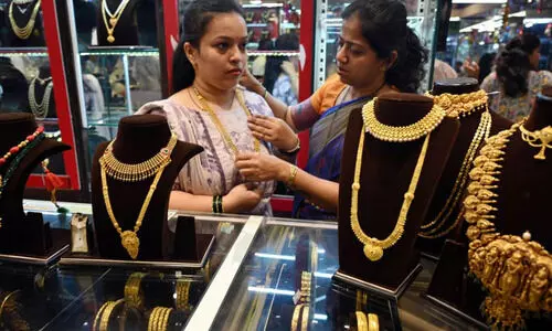 Gold falls 0.73% this week as profit booking, dollar weigh