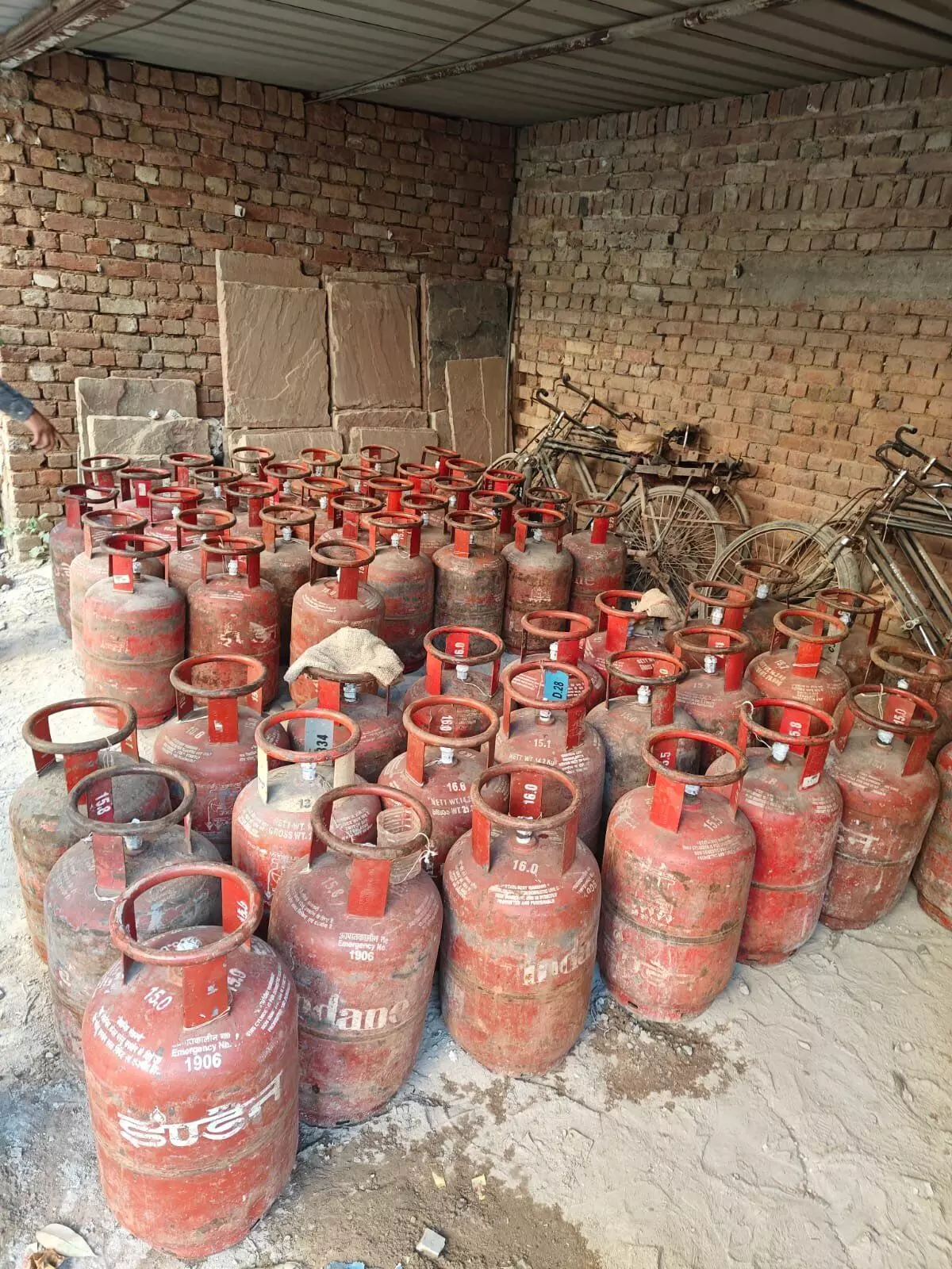 Delhi police busted Illegal LPG racket in Sangam Vihar; 183 cylinders seized