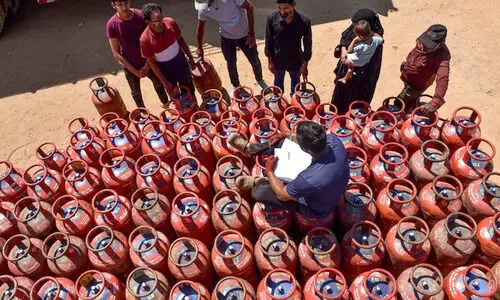 Govt assures LPG stocks adequate, no change in refill timing