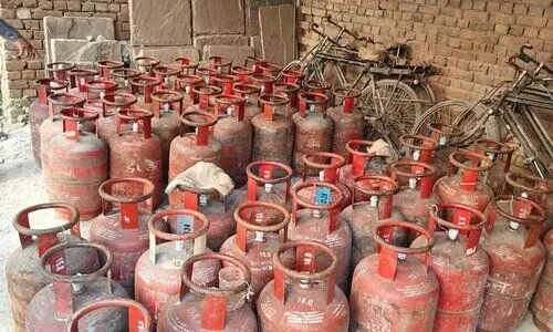 Delhi police busted Illegal LPG racket in Sangam Vihar; 183 cylinders seized