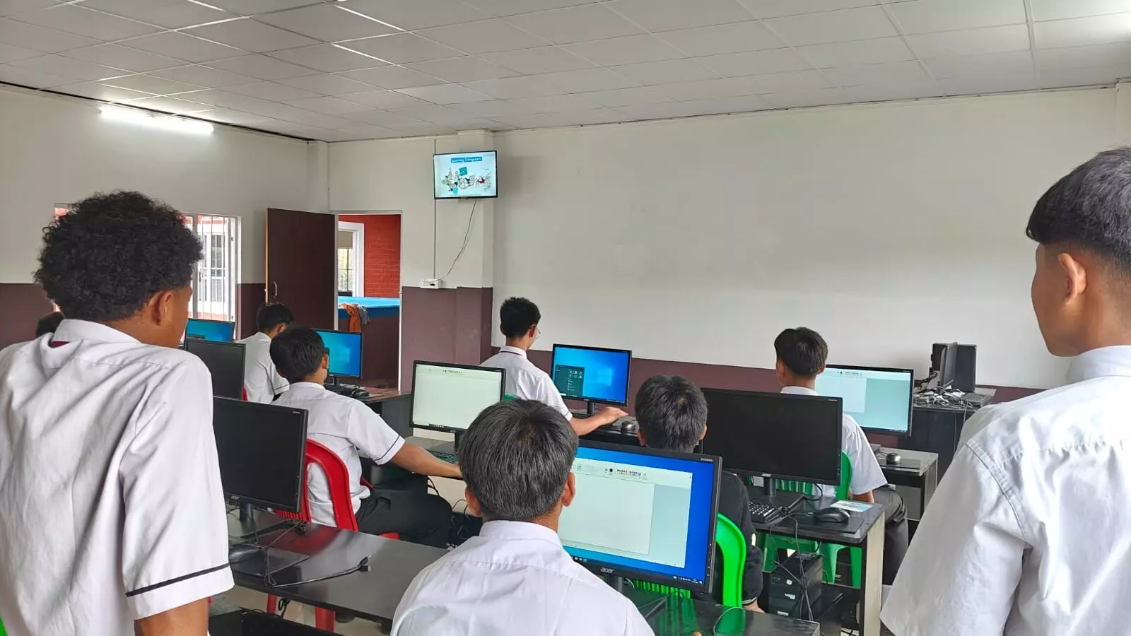 Computer Shiksha Breaks New Ground with Free  AI Video Courses in English & Hindi