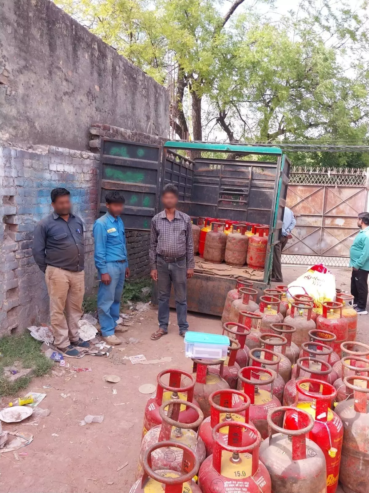 Delhi Police bust LPG racket in Palam; 3 held, 45 cylinders seized
