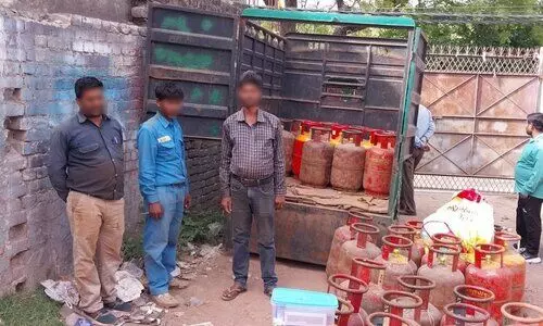 Delhi Police bust LPG racket in Palam; 3 held, 45 cylinders seized