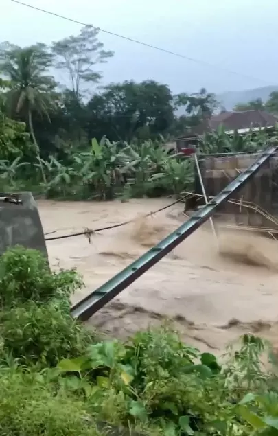 Massive flood in Indonesia: 3,000 evacuated as search for missing person continues in central Java Massive flood in Indonesia: 3,000 evacuated as search for missing person continues in central Java
