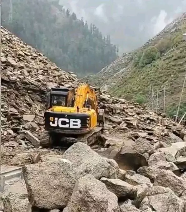 Rain triggers fresh landslides on NH-44: Jammu-Srinagar connectivity remains snapped Rain triggers fresh landslides on NH-44: Jammu-Srinagar connectivity remains snapped