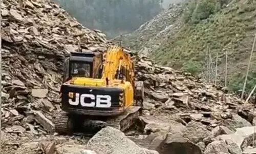 Rain triggers fresh landslides on NH-44: Jammu-Srinagar connectivity remains snapped