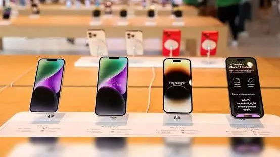 Global smartphone shipments fall as Apple leads Q1 for 1st time Global smartphone shipments fall as Apple leads Q1 for 1st time