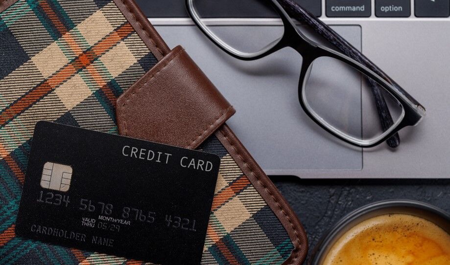 Why Free Credit Card Apply Options Attract Young Salaried Professionals?