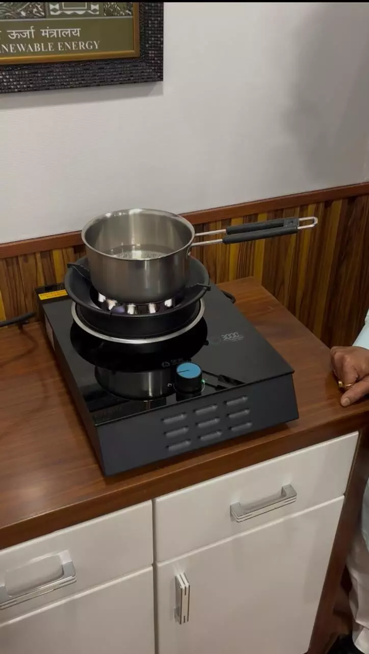 Union Minister Pralhad Joshi advocates Solar-powered electric stoves to slash LPG bills Union Minister Pralhad Joshi advocates Solar-powered electric stoves to slash LPG bills