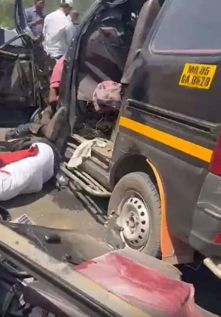 9 dead as dumper truck crashes into car in Kalyan,Mumbai