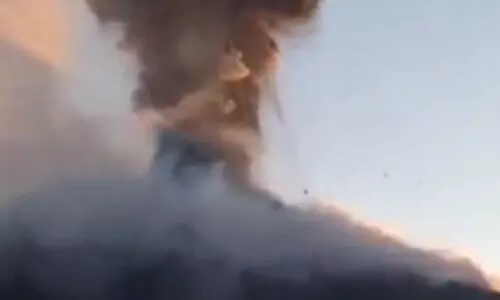 Volcano erupts again in Indonesia, 4 airports remain closed
